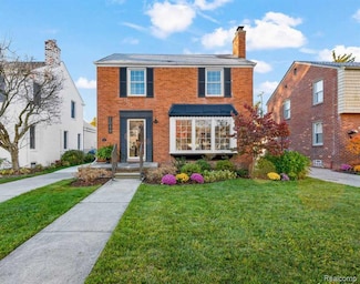 2049 Norwood Dr, Grosse Pointe Woods, MI 48236