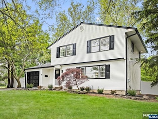 8 Surrey Ln, East Brunswick, NJ 08816