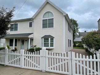 30 Edgewood Rd, Port Washington, NY 11050