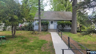209 Crest Dr, Paramus, NJ 07652
