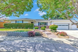 1081 Oak St, Hollister, CA 95023
