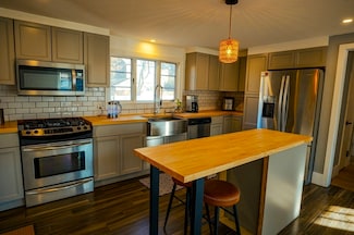 95 Ridgewood Ave, Holyoke, MA 01040