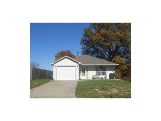 10 W 27th St, Higginsville, MO 64037