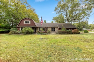 1665 Bayview Dr, Norton Shores, MI 49441