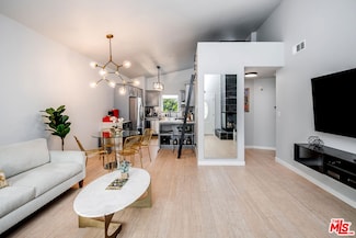 4447 W Lakeside Dr Unit 202, Burbank, CA 91505
