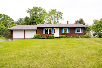 7 Sycamore Dr, Hyde Park, NY 12538