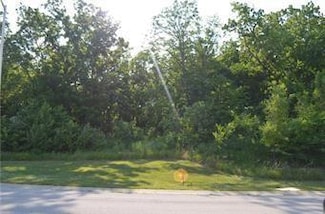 6842 N Myrtle Ct, Gladstone, MO 64119