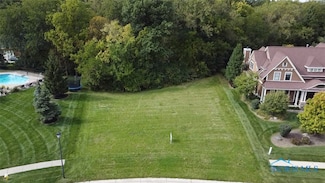 1380 Brookwoode Rd, Perrysburg, OH 43551