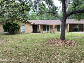 5107 Ridgewood Dr, Moss Point, MS 39563