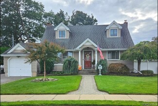 681 N Clinton Ave, Lindenhurst, NY 11757