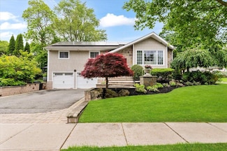 61 Beatrice Ln, Old Bethpage, NY 11804
