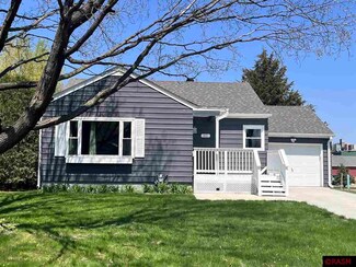 211 211 W Ramsey, St. Peter, MN 56082