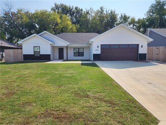 2004 E Cow Creek Ln, Pittsburg, KS 66762