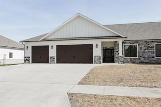 712 Big Rock Park Rd, Pella, IA 50219