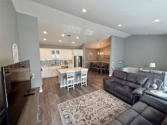310 Narragansett Villas Dr, Lindenhurst, NY 11757