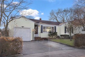 38 Rutherglen Ave, Providence, RI 02907