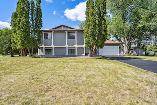 371 Millwood St, Roseville, MN 55113