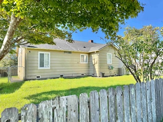 744 Endert St, Crescent City, CA 95531