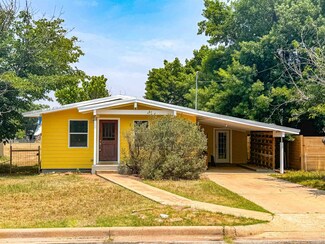 1007 E Wallace St, Llano, TX 78643