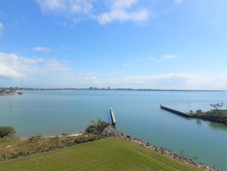 4 Harbour Isle Dr E Unit Ph 4, Fort Pierce, FL 34949