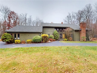 2915 Millgate Dr, Willoughby Hills, OH 44094