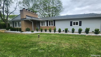 1160 Cayuga Dr, Grand Blanc, MI 48439