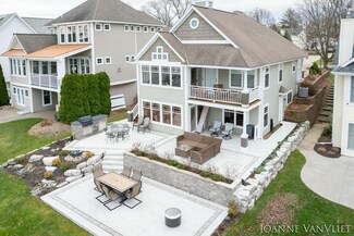 585 Crescent Dr, Holland, MI 49423