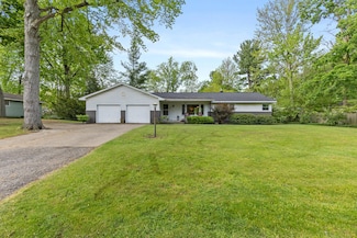 2294 Pinewood St, Jenison, MI 49428