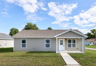 703 W Locust St, Bowling Green, MO 63334