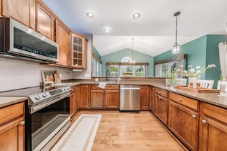 1411 Applewood Cir, Mukwonago, WI 53149
