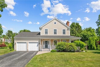 52 Pequot Ln, Middletown, RI 02842