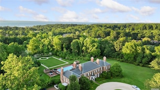 71 Old Tappan Rd, Glen Cove, NY 11542