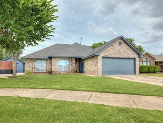 905 N Avery Dr, Moore, OK 73160