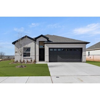 8740 Heartland Dr, Fort Worth, TX 76123