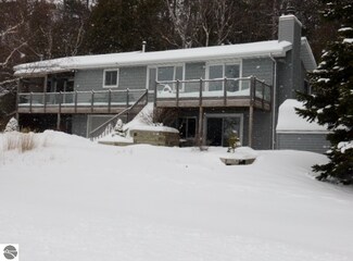 3340 Crystal Dr, Beulah, MI 49617