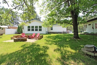 302 Lakeshore Dr, Avoca, WI 53506