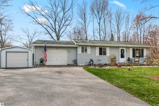 8239 Knapp Rd, Houghton Lake, MI 48629