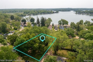 3201 Lester Dr, Highland, MI 48356
