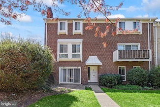 3824 Persimmon Cir, Fairfax, VA 22031
