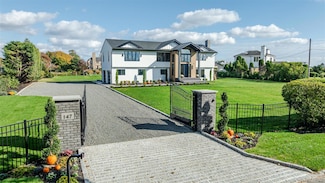 147 W Bayberry Rd, Islip, NY 11751