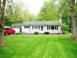 7642 Creekside Cir, Sodus, NY 14551