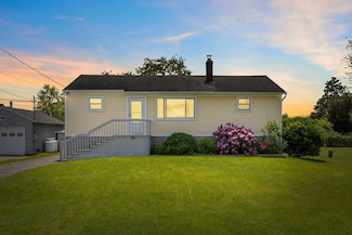 30 Willow St, Riverhead, NY 11901