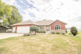 1818 1st St, Hull, IA 51239