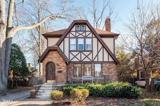 976 Lakepointe St, Grosse Pointe Park, MI 48230