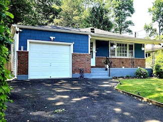 27 Nichols Rd, Huntington Station, NY 11746