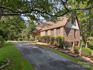 3541 Willow Creek Rd, Hendersonville, NC 28739