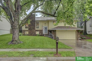 1302 Cedarwoods Dr, Papillion, NE 68046