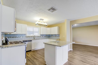 1406 W Talmage St, Alvin, TX 77511