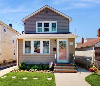 8612 261st St, Floral Park, NY 11001