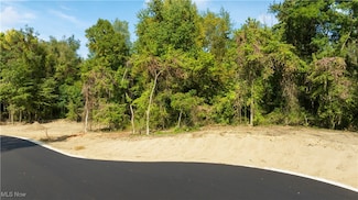 4709 Pinecrest Dr, Uniontown, OH 44685